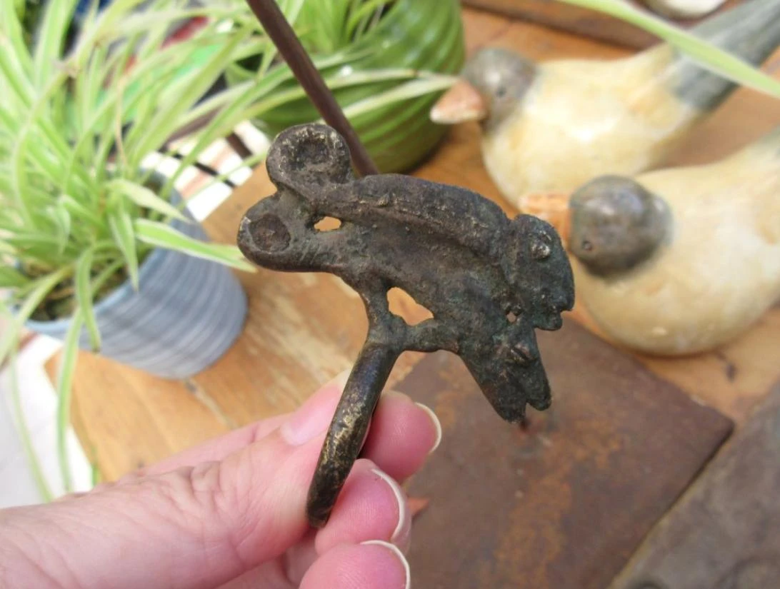 Côté vintage : une bague ancienne en laiton Lobi Afrique : Divination Caméléons-